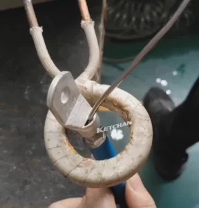 Soldadura por inducción de terminales de mazos de cables.